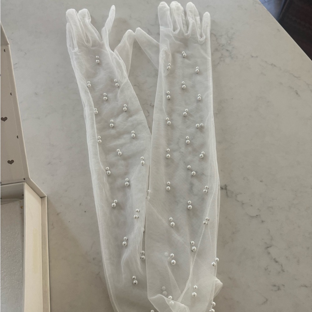 UNTAMED PETALS BY AMANDA JUDGE White Beaded Bridal Gloves
